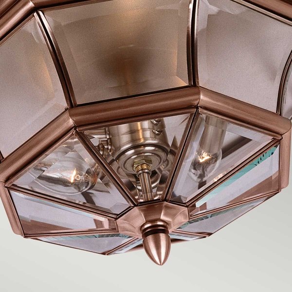 Newbury Kupfer Von Elstead Lighting - Das klassische Design kombiniert mit gealtertem Kupfer und klarem Facettenschliffglas sorgt für einen stilvollen Look, der mit der Zeit wunderschön altert.