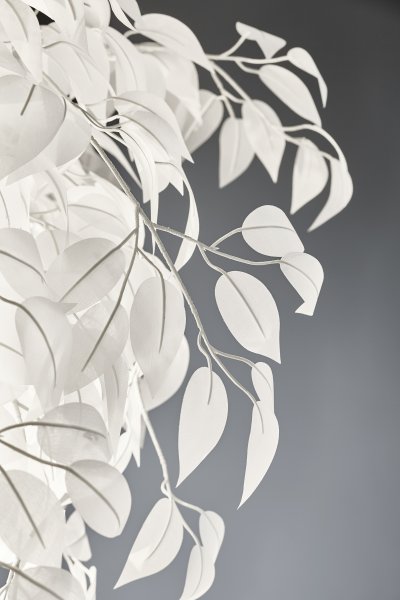 Leavy Weiß stehlampe Von Trio Lighting - Die Stehleuchte Leavy ist mit ihren dekorativen Kunststoffblättern, die ihr einen unverwechselbaren und bezaubernden Stil verleihen, ein einzigartiges und beeindruckendes Highlight in Ihrem Zuhause.