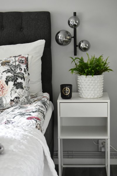 Molekyl 36cm Rauchgrau wandlampe Von Aneta Lighting - Molekyl-Wandleuchte aus schwarzem Metall mit 3 Rauchglaskugeln.