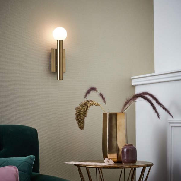 Lucky 25cm Antikes Messing wandlampe Von Brilliant - Lucky verbreitet mit ihrem weißen Glasschirm ein warmes, gemütliches Licht.