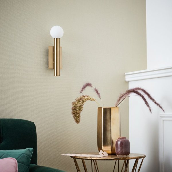 Lucky 25cm Antikes Messing wandlampe Von Brilliant - Lucky verbreitet mit ihrem weißen Glasschirm ein warmes, gemütliches Licht.
