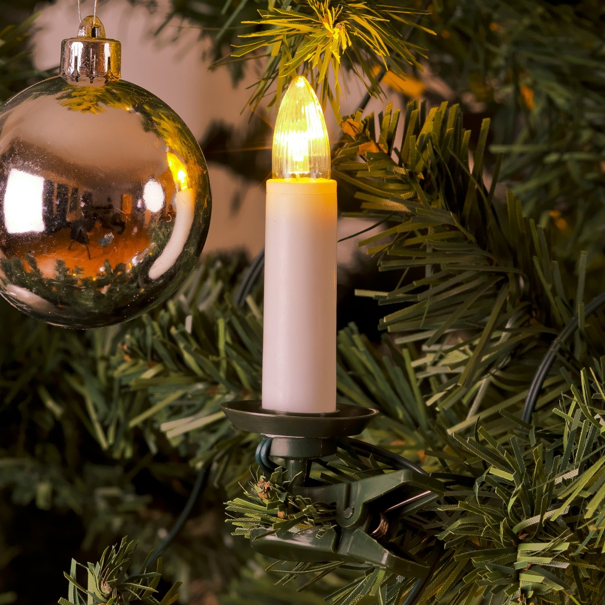 Weihnachtsbaumbeleuchtung warmweiß 35LED 27m Weiß Von Konstsmide - Die Schleife ist 27,2 Meter lang, der Abstand zwischen den einzelnen Lichtern betr&auml;gt 80 cm.