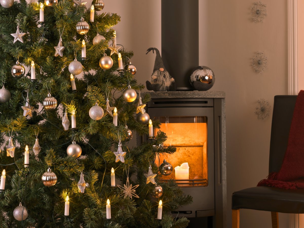 Weihnachtsbaumbeleuchtung warmweiß 35LED 27m Weiß Von Konstsmide - Die Schleife ist 27,2 Meter lang, der Abstand zwischen den einzelnen Lichtern betr&auml;gt 80 cm.