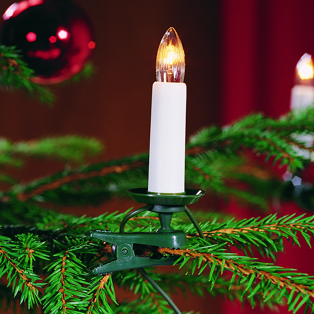 Julgransbelysning varmvit 16LED 7,5m Weiß Von Konstsmide - Die Lichter sind mit austauschbaren E10-Gl&uuml;hbirnen ausgestattet und befinden sich an einer 7,5 Meter langen gr&uuml;nen Lichterkette, die sich harmonisch in die Zweige einf&uuml;gt.