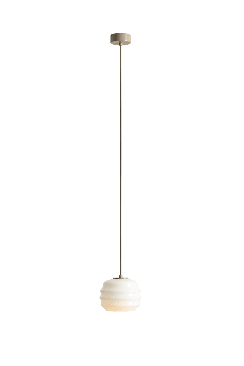 Puff Ø16 Beige hängelampe Von Artera - Die beigefarbenen Details, die farblich passende Aufhängung und das Kabel bilden einen schönen Kontrast zum hellen Glas.