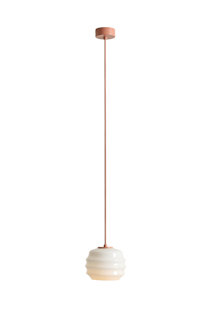 Puff Ø16 Koralle hängelampe Von Artera - Der dekorative Schirm aus weißem Opalglas ist wellenförmig und verleiht der Lampe einen verspielten und eleganten Ausdruck.