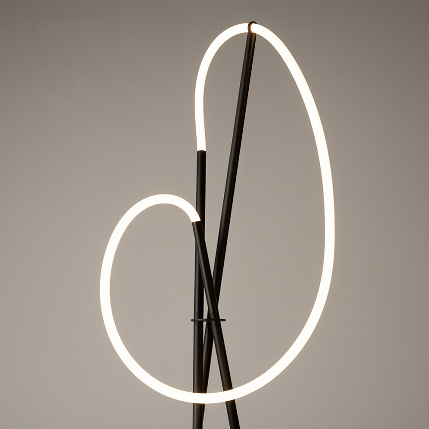 Crochet Schwarz stehlampe Von Maytoni - Die Helligkeit l&auml;sst sich bequem &uuml;ber den im Bodenschalter integrierten Dimmer regulieren &ndash; eine perfekte Kombination aus Form, Funktion und Atmosph&auml;re.