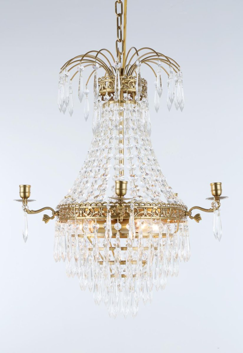 Empire Classic Ø50 kristall Von Norrsken Design - Die funkelnden Kristalle, die in wunderschönen Schleifen hängen, fangen das Licht auf magische Weise ein und verteilen es, wodurch eine warme und einladende Atmosphäre im Raum entsteht.