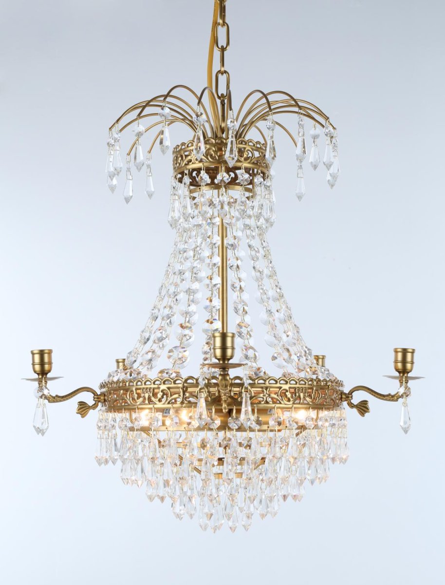 Empire Classic Ø50 kristall Von Norrsken Design - Mit seiner wundersch&ouml;nen Kombination aus funkelnden Kristallen und eleganten Messingdetails wird es in jedem Raum, in dem es aufgestellt wird, zu einem zeitlosen und raffinierten Mittelpunkt.