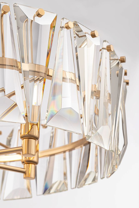 Puntes Ø52 Gold kristall Von Maytoni - Puntes ist ein eleganter Deckenleuchter aus goldfarbenem Metall mit funkelnden Prismen, die die Lichtquellen umgeben und bei eingeschalteter Lampe ein zauberhaftes Lichtspiel erzeugen.