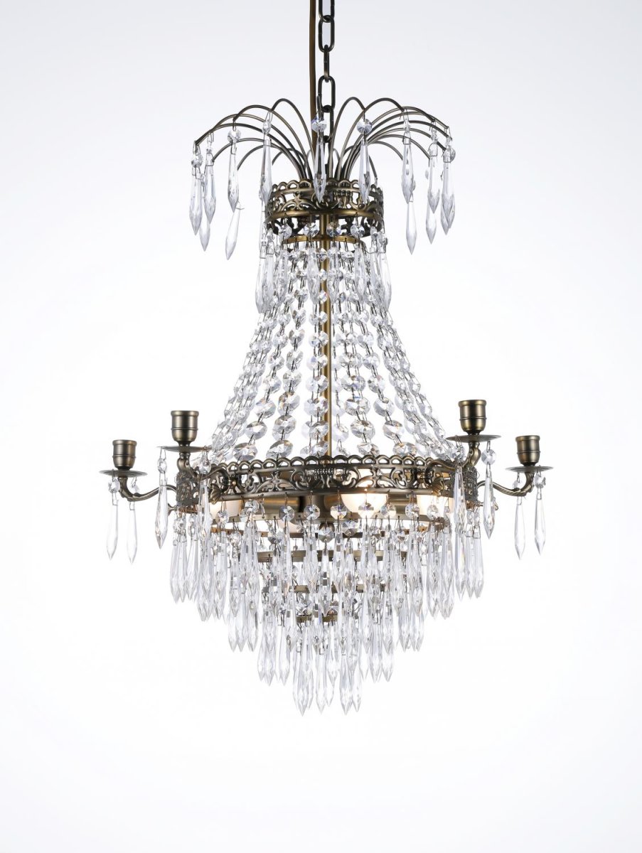 Empire Classic Ø50 Antikes Messing kristall Von Norrsken Design - Die funkelnden Kristalle, die in wundersch&ouml;nen Schleifen h&auml;ngen, fangen das Licht auf magische Weise ein und verteilen es, wodurch eine warme und einladende Atmosph&auml;re im Raum entsteht.