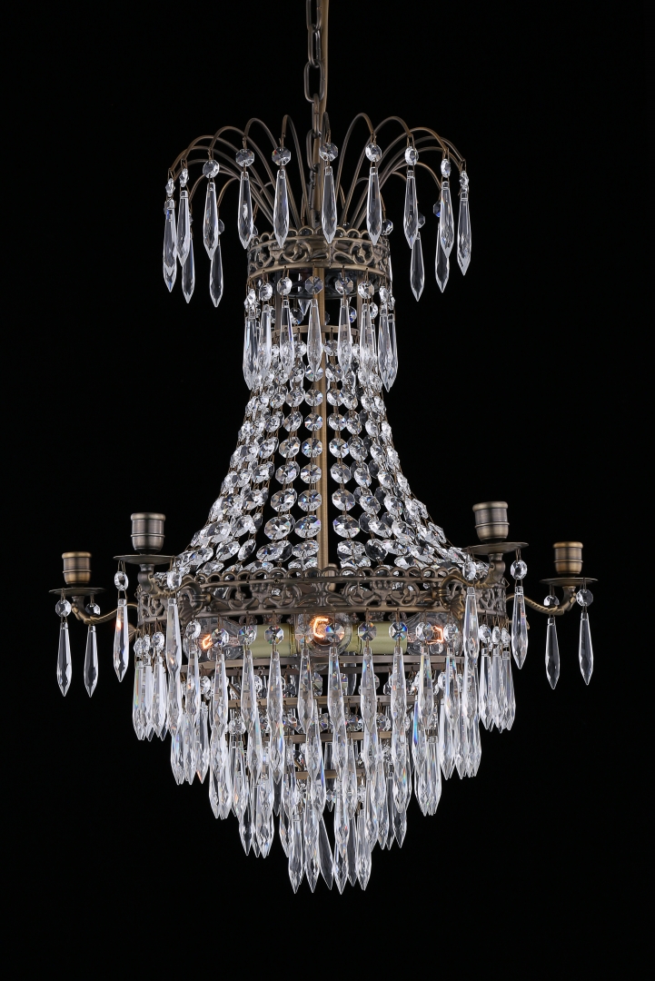 Empire Classic Ø50 Antikes Messing kristall Von Norrsken Design - Die funkelnden Kristalle, die in wundersch&ouml;nen Schleifen h&auml;ngen, fangen das Licht auf magische Weise ein und verteilen es, wodurch eine warme und einladende Atmosph&auml;re im Raum entsteht.