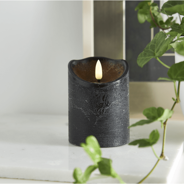 LED Stumpenkerze Flamme Rustic Schwarz Von Star Trading - Die Leuchte verf&uuml;gt au&szlig;erdem &uuml;ber einen eingebauten Timer, 6 Stunden an, 18 Stunden aus, wiederholend.