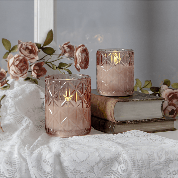 LED Kerze Flamme Romb Rosa Von Star Trading - Sie verf&uuml;gt &uuml;ber eine Timerfunktion (6 Stunden an, 18 Stunden aus) und leuchtet im Timermodus etwa 30 Tage lang mit einer wundersch&ouml;nen, realistischen Flamme in warmwei&szlig;em Licht.