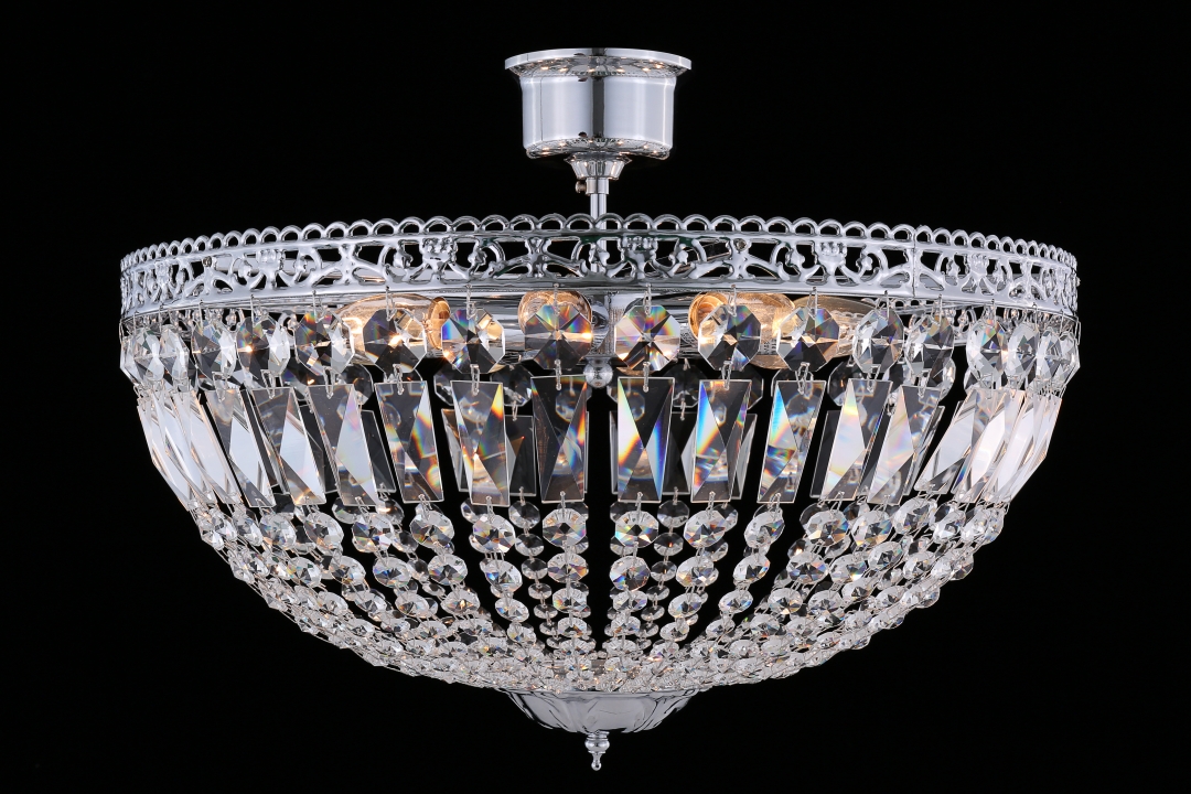 Classic Ø55 Chrom kristall Von Norrsken Design - Mit seinem detailreichen Design und den funkelnden Kristallen reflektiert es das Licht auf magische Weise und schafft so in jedem Raum eine warme und einladende Atmosphäre.