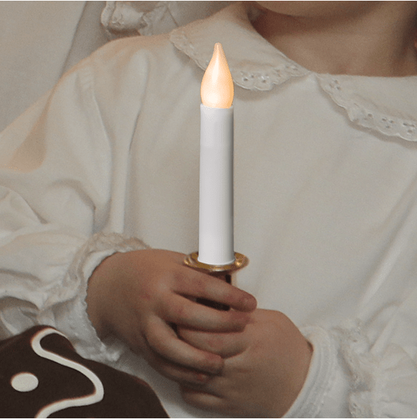 Lucia-Handkerze Gold Von Star Trading - Die Kerze hat einen goldenen Fu&szlig; und eine warme gelbe Flamme.