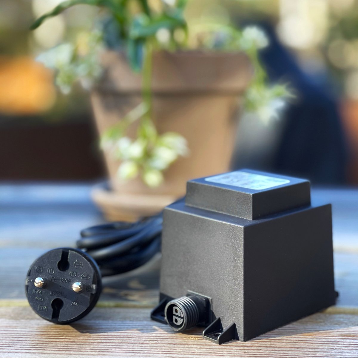 Transformator 60w Schwarz Von Lightson - Ein flexibles und günstiges 12-Volt-System (sichere Kleinspannung) für Ihren Garten, das Sie einfach selbst installieren und später bei Bedarf auf bis zu 50 Meter erweitern können.
