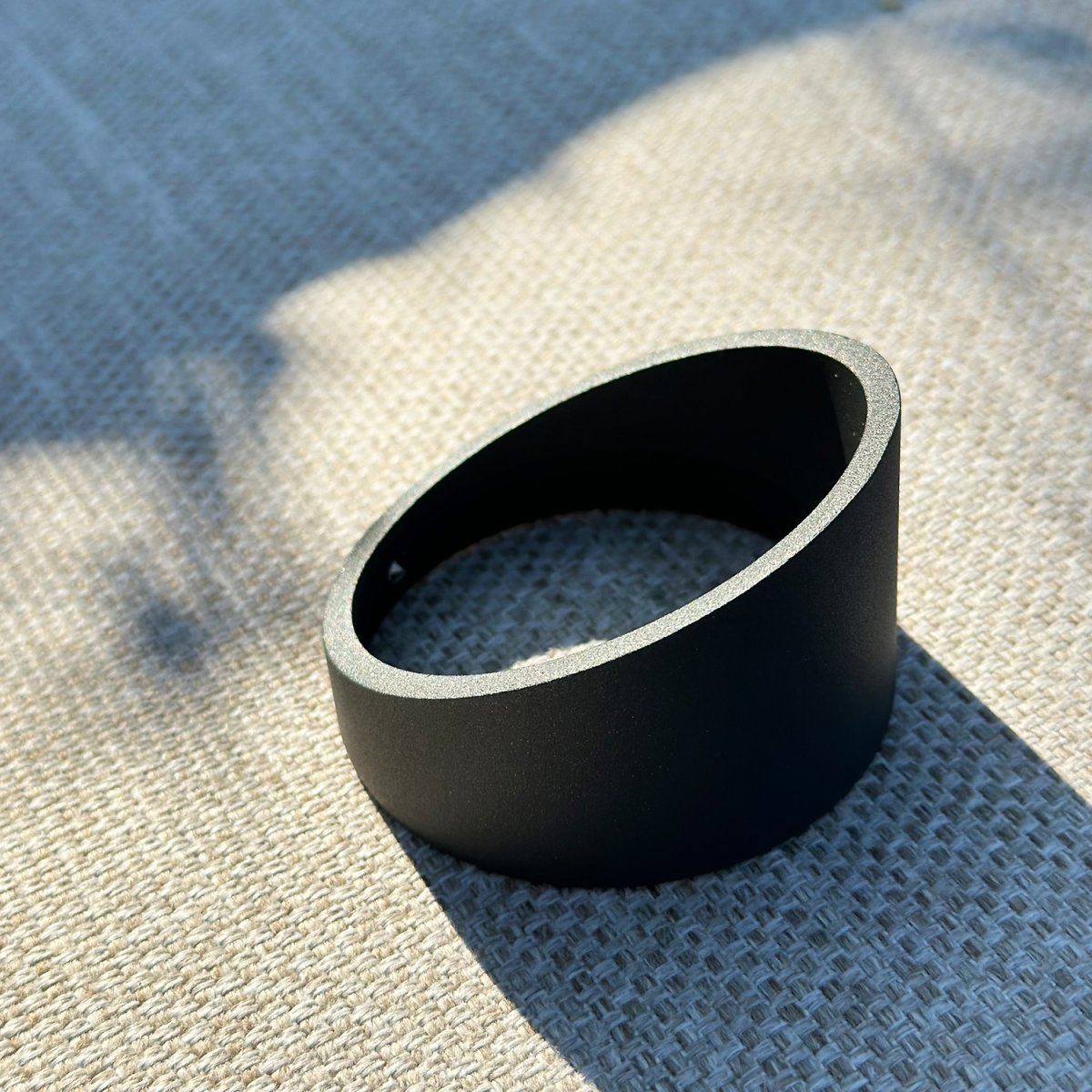 Blendschutz Luna Dunkelgrau Von Lightson - Die Blende mit einem Innendurchmesser von 60 mm wird auf die Leuchte geschraubt und anschließend mit einer kleinen Schraube fixiert.