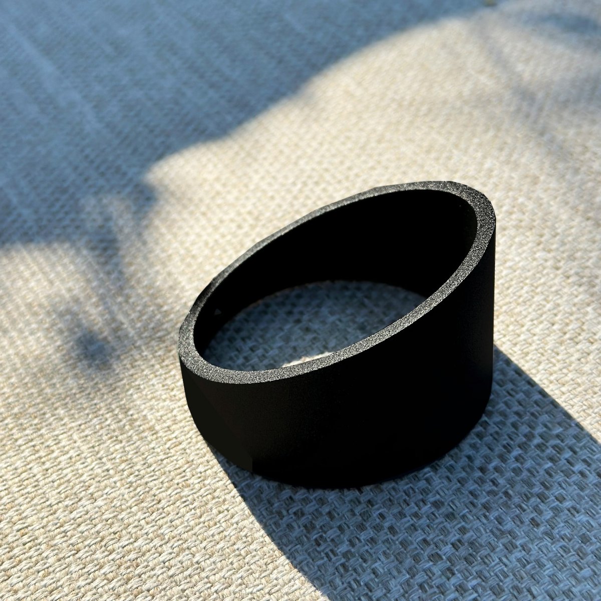 Blendschutz Luna/Arcus/Nova Schwarz Von Lightson - Der Blendschutz mit einem Innendurchmesser von 60 mm wird auf die Leuchte geschraubt und anschließend mit einer kleinen Schraube fixiert.