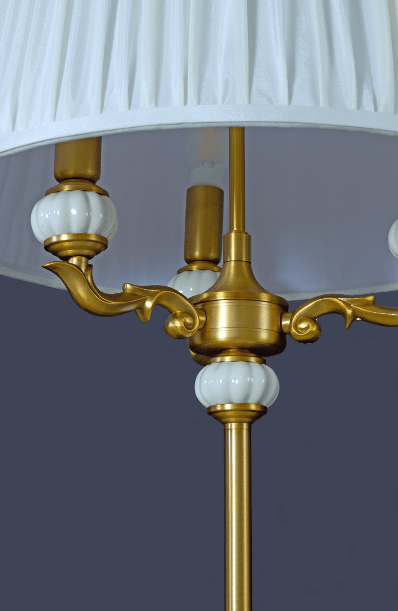 Toulouse Gold stehlampe Von Aneta Lighting - Die Stehleuchte Toulouse besticht durch ihr klassisches und elegantes Design mit dekorativen Details und einer edlen Goldoberfl&auml;che.