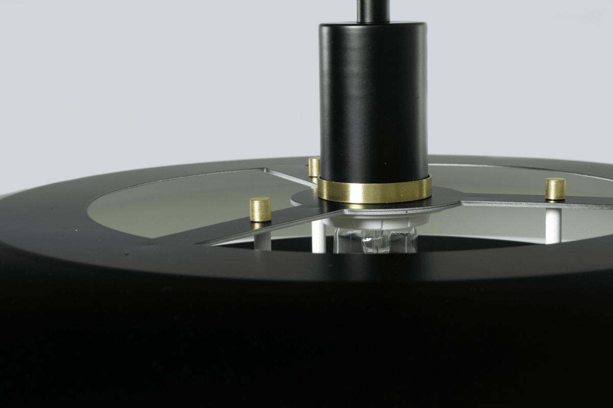 Epsilon Ø56 Schwarz hängelampe Von Aneta Lighting - Epsilon wird mit zwei Sets dekorativer Ringe und Kn&ouml;pfe geliefert.