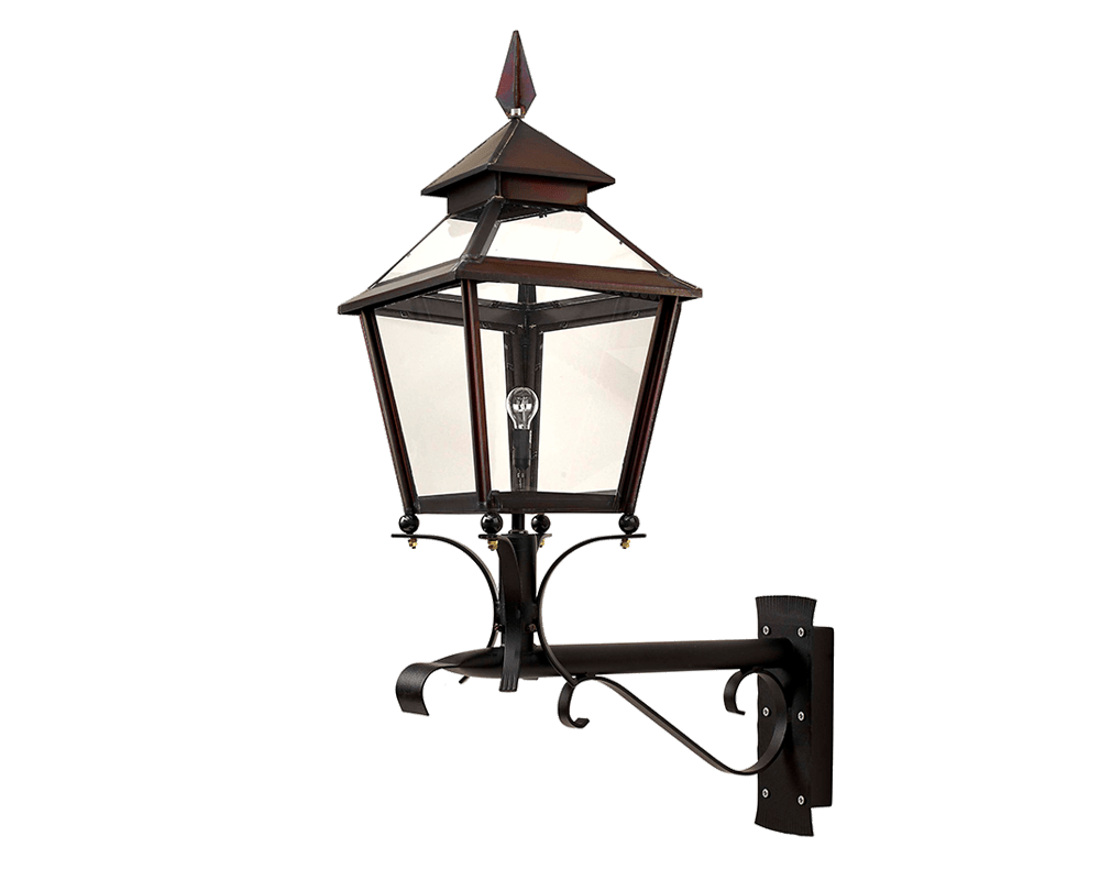 Eriksberg Oxidiertes Kupfer außenlampe Von Westal - Die Laterne hat einen unteren Teil aus antikem schwarzem Schmiedeeisen und einen oberen Teil aus schwerem oxidiertem Kupfer, was ihr ein elegantes und zeitloses Design verleiht.