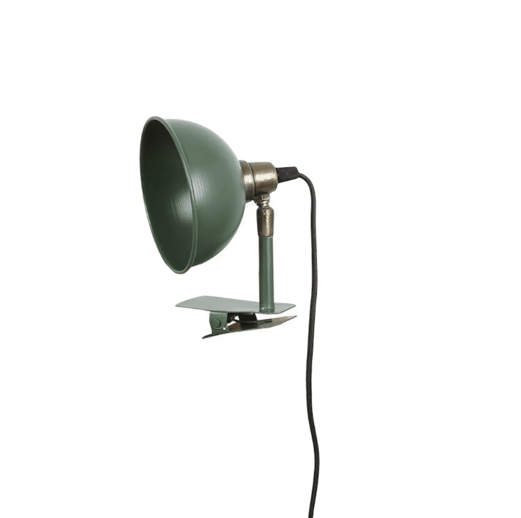 Pelle Grün klemmlampe Von Strömshaga - Durch die Klemme l&auml;sst sich die Lampe leicht bewegen.
