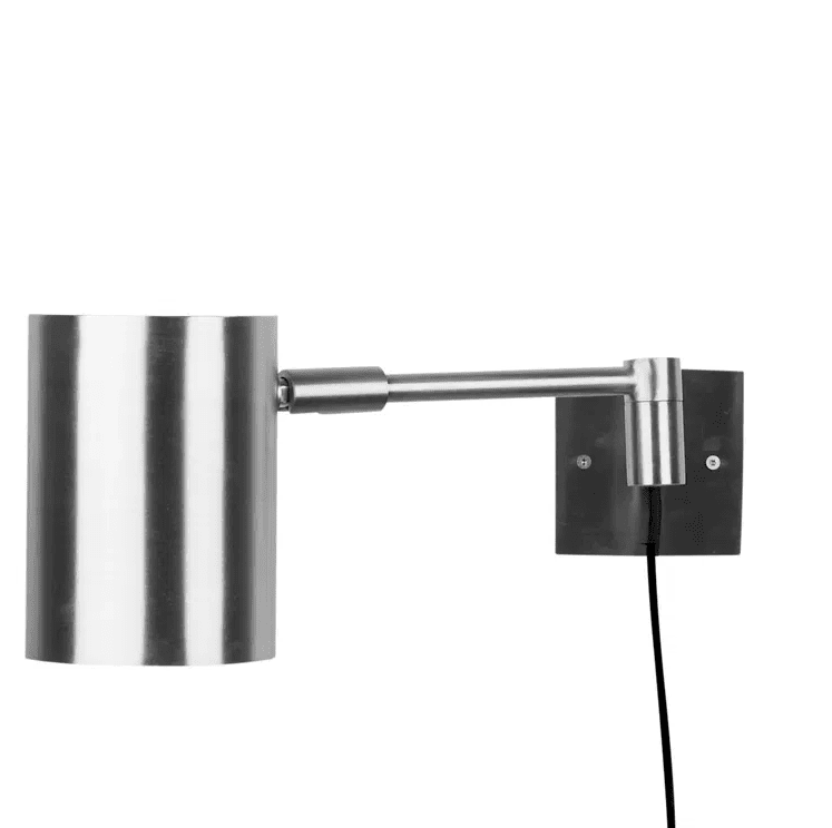 Hali Mattierter Stahl leselampe Von H. Skjalm P - Die Wandleuchte Hali aus mattiertem Stahl ist eine schlichte und elegante Leuchte, die sich perfekt für das Büro, den Flur oder als Leselampe im Schlafzimmer oder neben dem Sofa eignet.