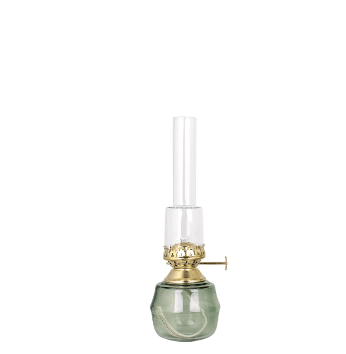Kerosene Lamp Majken Small Grün Von Strömshaga - Brennerrohre aus Klarglas und Brenner aus Messing.