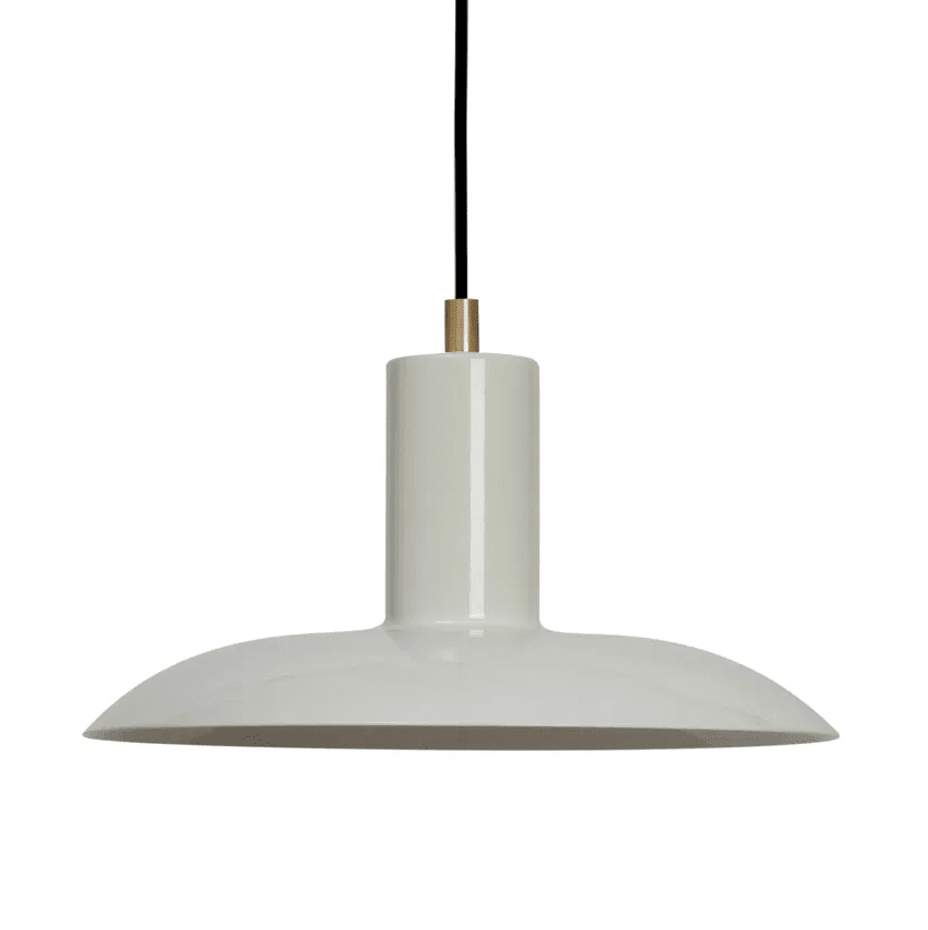 Vega Ø25 Mattgrau hängelampe Von H. Skjalm P - Die Pendelleuchte Vega ist eine stilvolle Lampe in Mattgrau; Metall mit Messingdetails, die ein breites und weiches Licht abgeben und eine warme und einladende Atmosphäre schaffen.
