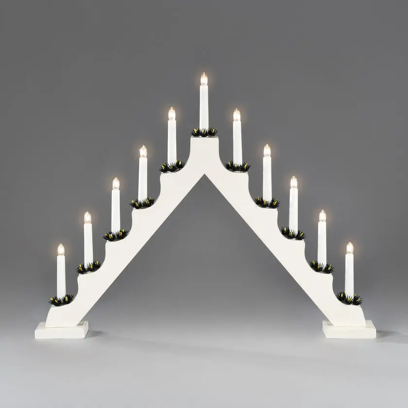 Candelabra 11 Lights Weiß Von Konstsmide - Mit seinen 11 Kerzen in klassischer Trapezform und dekorativen Manschetten sorgt er f&uuml;r eine warme und festliche Atmosph&auml;re im Zuhause.