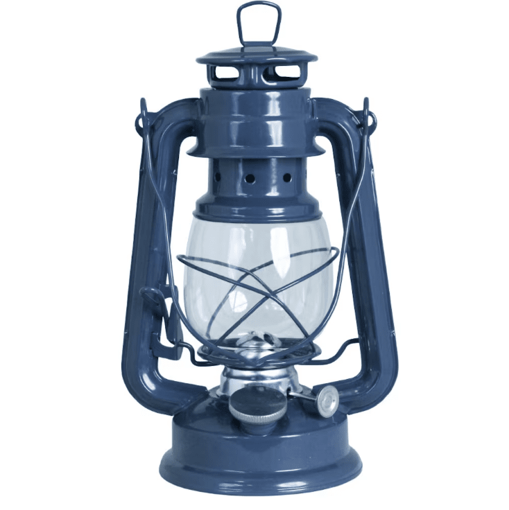 Storm Lantern small Blau Von Strömshaga - Eine Laterne im klassischen Design, die perfekt ins Bootshaus, auf die H&uuml;tte oder an den Strand passt und f&uuml;r maximale Gem&uuml;tlichkeit sorgt.