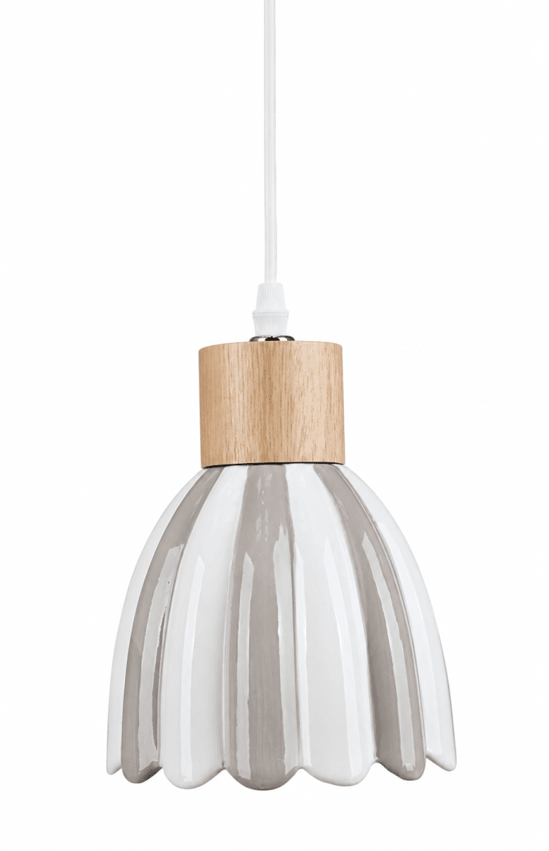 Poppy Ø15 Weiß/Beige fensterlampe Von Pixie Design - Poppy ist eine charmante Keramik-Fensterleuchte mit sanft gerundeter Form und dekorativen Holzdetails, die ihr eine nat&uuml;rliche Note verleihen.