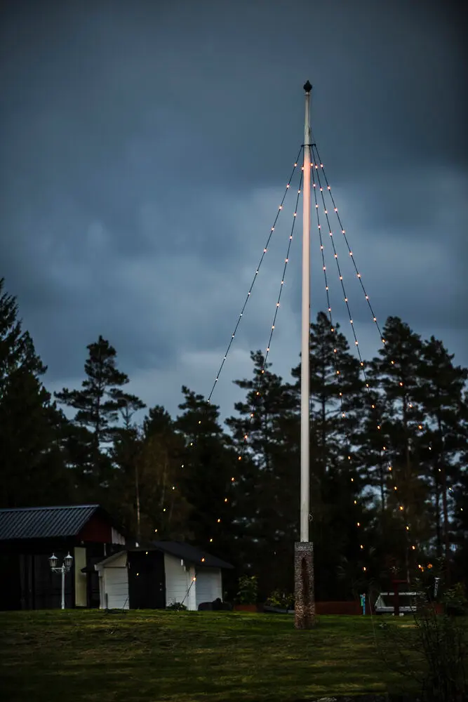 Flaggenmast-Beleuchtung amber 6m Schwarz Von Konstsmide - Eine elegante Lichtinstallation, die im Garten oder auf der Terrasse für eine gemütliche Weihnachtsstimmung sorgt.