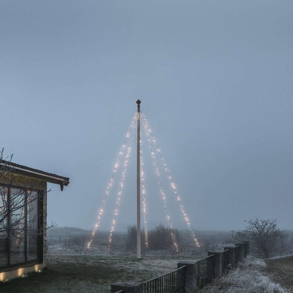 Flaggenmast-Beleuchtung Warm White 5m Schwarz Von Konstsmide - Fahnenmast-Lichterkette mit 5 Schlaufen und 100 mattierten, warmweißen LED-Lichtern, die ein elegantes, winterliches Leuchten erzeugen.