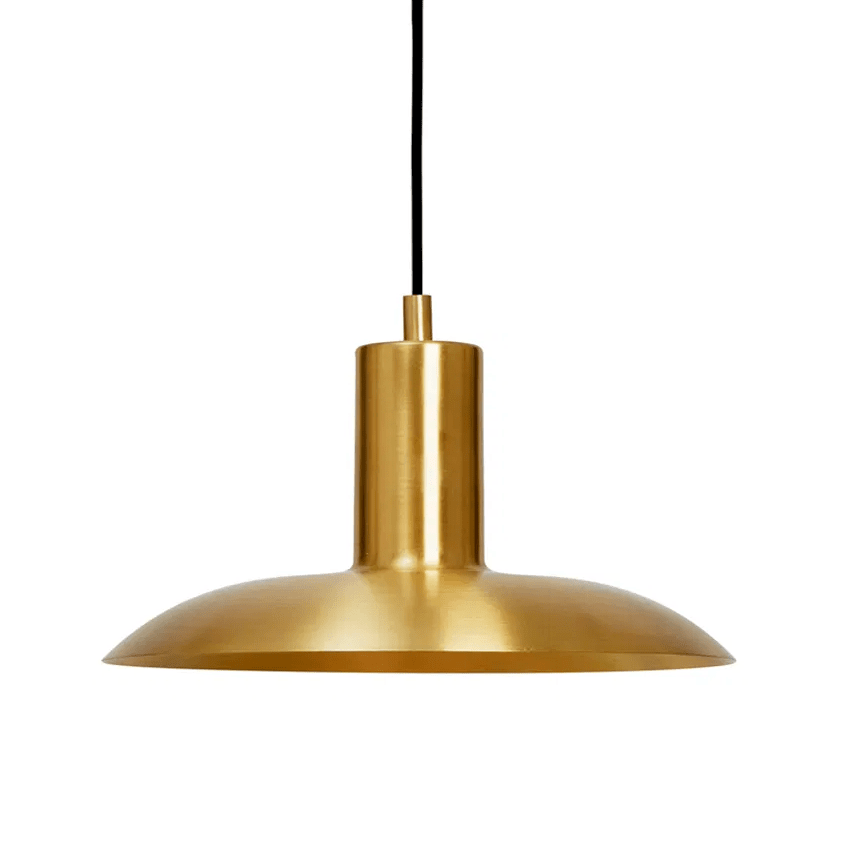 Vega Ø25 Mattes Messing hängelampe Von H. Skjalm P - Die Pendelleuchte Vega ist eine elegante Lampe aus mattem Messing, die ein breites und weiches Licht abgibt und so eine warme und einladende Atmosph&auml;re schafft.