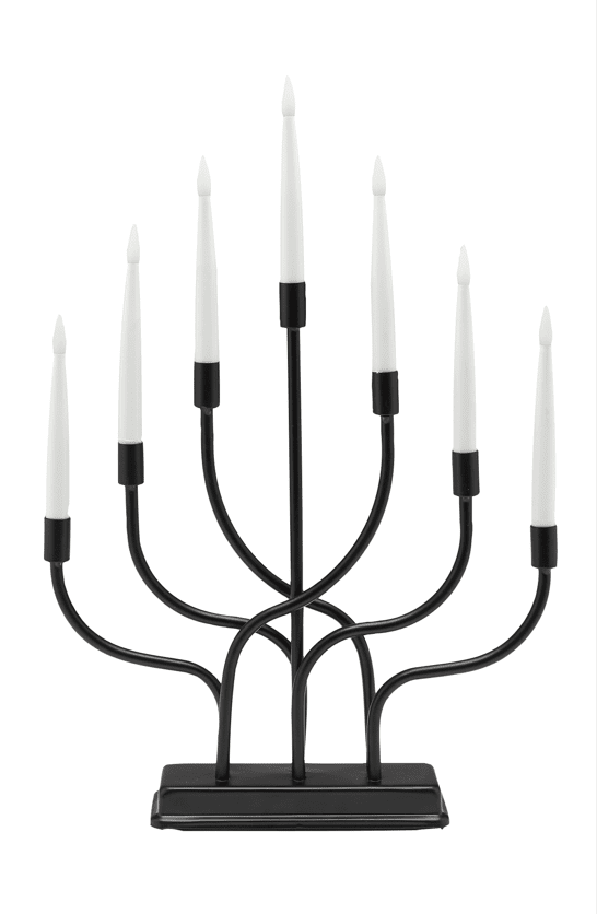 Stina Schwarz Von Pixie Design - Der Kerzenst&auml;nder wird mit 2 AA-Batterien (nicht im Lieferumfang enthalten) betrieben und ist somit leicht zu platzieren und flexibel einsetzbar.