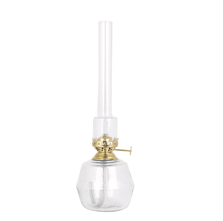 Kerosene Lamp Majken Mid Transparent Von Strömshaga - Petroleumlampe aus Klarglas mit Brennerrohren aus Klarglas und Brenner aus Messing.