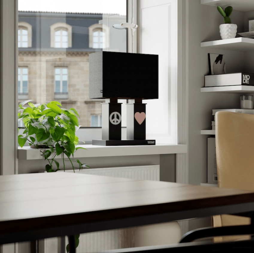 Stand By Me 50cm Schwarz tischlampe Von By Rydéns - Der breite, schwarze Stofflampenschirm harmoniert im Kontrast mit den schmaleren S&auml;ulen des Lampenfu&szlig;es, die beide mit einem Metallsymbol verziert sind, auf der einen Seite dem Peace-Zeichen, auf der anderen einem Herz.