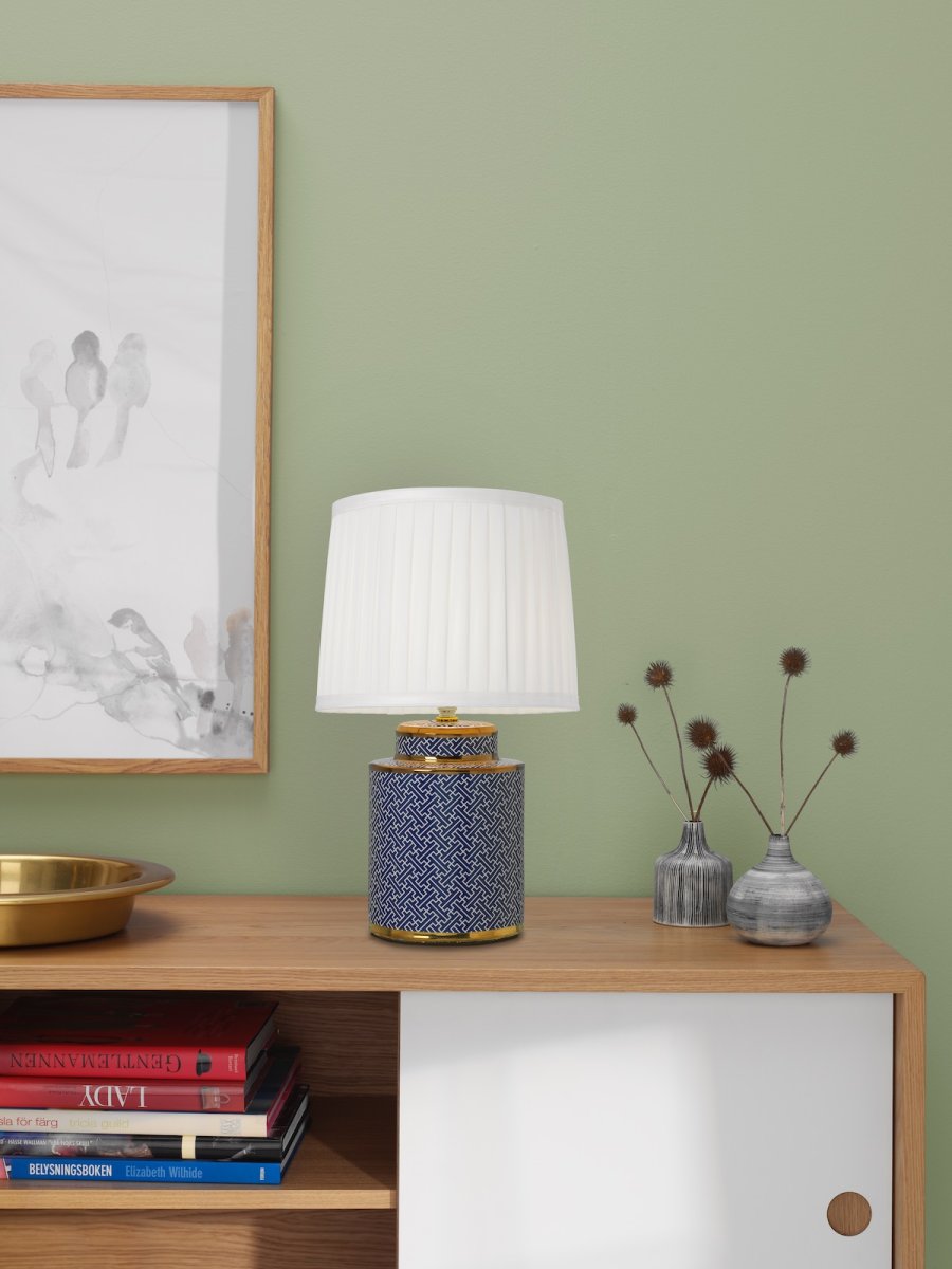 Maze 40cm Blau tischlampe Von Cottex - Die Keramik-Tischlampe Maze hat ein elegantes blau-wei&szlig;es Muster mit exklusiven Golddetails, die ihr eine raffinierte Note verleihen.