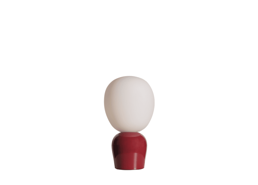Buddy 34cm Burgund tischlampe Von Belid - Mit ihrem gleichm&auml;&szlig;igen Licht und dem raffinierten Design f&uuml;gt sich Buddy harmonisch in jedes Zuhause ein &ndash; ein Begleiter, der Licht und Charakter &uuml;ber Generationen hinweg verbreitet.