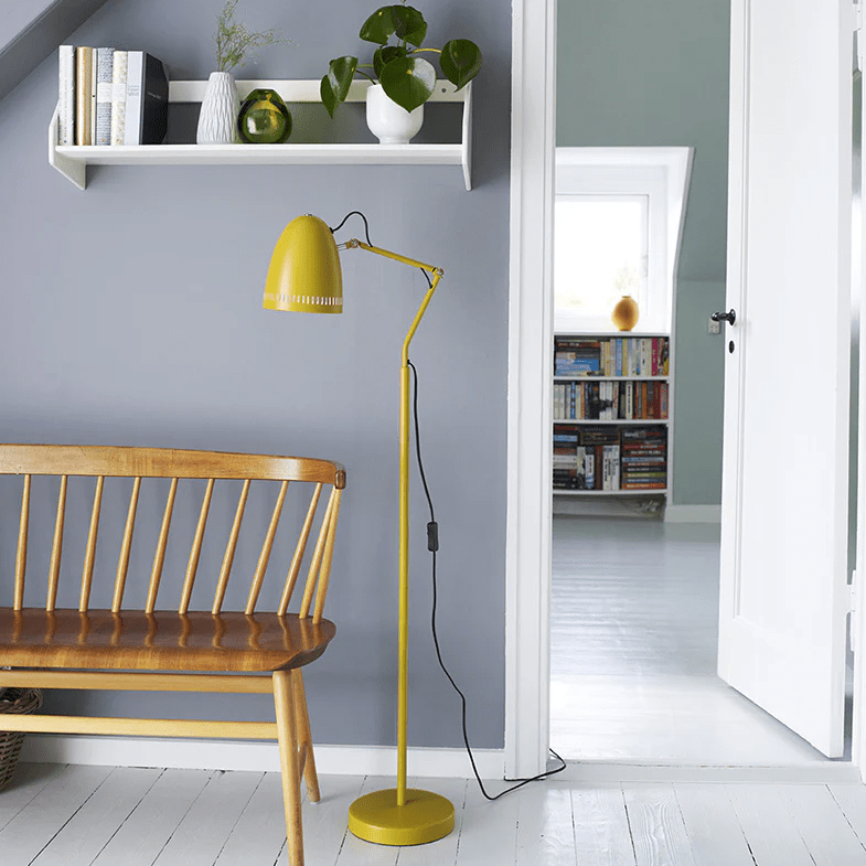 Dynamo 1 Gelb stehlampe Von Superliving - Der klassische Schirm mit dekorativen L&ouml;chern sorgt f&uuml;r eine angenehme Lichtverteilung, w&auml;hrend die Arme mit zwei Fl&uuml;gelschrauben das Ausrichten und Fixieren der Leuchte in der gew&uuml;nschten Position erleichtern.