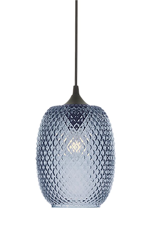 Cornelia Ø16 Blau hängelampe Von Aneta Lighting - Der wunderschön strukturierte blaue Glasschirm erzeugt ein einzigartiges Lichtspiel und verleiht Ihrem Raum eine farbenfrohe und stilvolle Atmosphäre.
