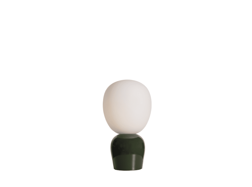 Buddy 34cm Grün tischlampe Von Belid - Mit ihrem gleichm&auml;&szlig;igen Licht und dem raffinierten Design f&uuml;gt sich Buddy harmonisch in jedes Zuhause ein &ndash; ein Begleiter, der Licht und Charakter &uuml;ber Generationen hinweg verbreitet.