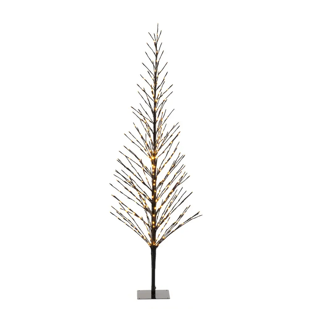 Schwarzes Holz 210cm Schwarz Von Konstsmide - Ein eleganter schwarzer Dekobaum, der den Winter mit 504 warmen bernsteinfarbenen LED-Lichtern im Dauer- und Gl&uuml;hw&uuml;rmcheneffekt erhellt.