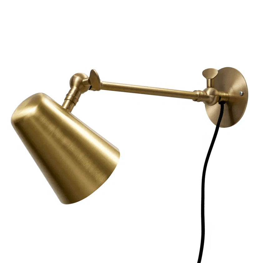 Vala Long 42cm Mattes Messing wandlampe Von H. Skjalm P - verf&uuml;gt &uuml;ber einen verstellbaren Schirm und einen verl&auml;ngerten Arm, sodass Sie das Licht perfekt dorthin lenken k&ouml;nnen, wo Sie es haben m&ouml;chten.