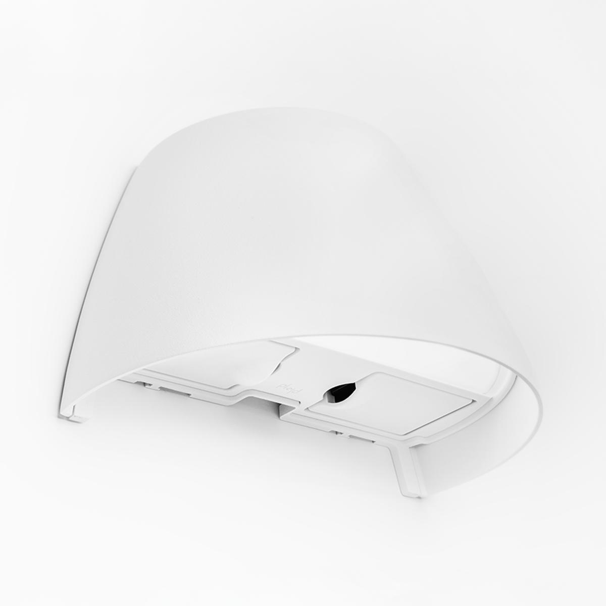 Wandleuchte OUT-02-U mit Steckdose Weiß Von Plejd - OUT-02-U ist eine smarte Wandleuchte f&uuml;r den Au&szlig;enbereich mit Tunable White und integrierter LED, die sich beispielsweise f&uuml;r die Fassadenbeleuchtung eignet.