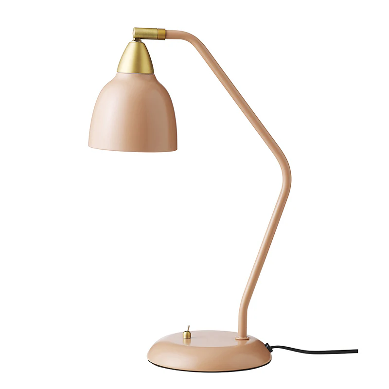Urban 45cm Rosa schreibtischlampe Von Superliving - Verschönern Sie Ihren Arbeitsplatz mit der Schreibtischlampe Urban in elegantem, mattem Puderrosa mit Messingdetails.