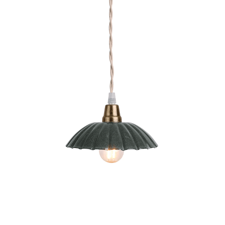 Ingrid Klein Ø16 Dunkelgrün fensterlampe Von Strömshaga - Dunkelgrüne kleine Deckenlampe aus Blech mit plissiertem Schirm und naturfarbenem gedrehtem Textilkabel.