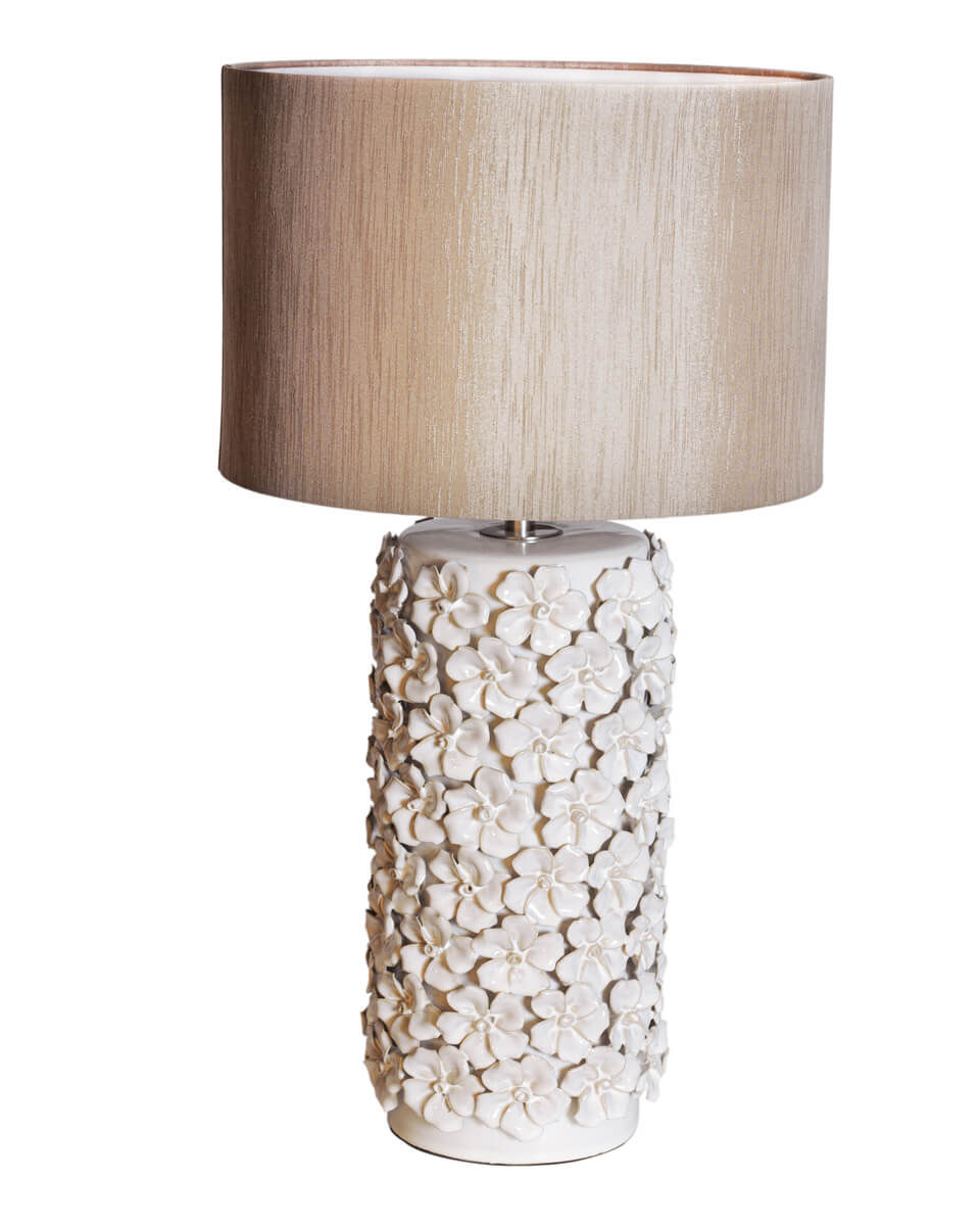 Fiore 55cm Beige tischlampe Von By Rydéns - Der Lampensockel aus Keramik ist mit wundersch&ouml;nen Rosen verziert, die Ihrem Interieur eine romantische und charmante Note verleihen.